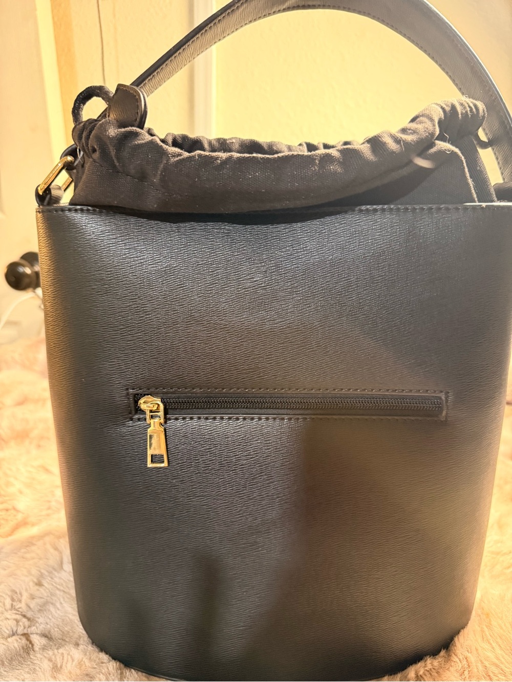 Multi-Strap Buckle Bucket Bag Designer Style large with Drawstring Insert - Picture 4 of 4